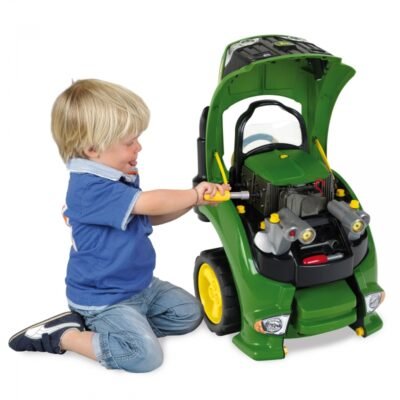 Šī John Deere vilcēja ir aprīkota ar 57 elementiem-1